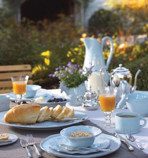 @recebercomcharme • Instagram photos and videos Princess Picnic, Table Settings Everyday, White Table Settings, Breakfast Table Setting, Bed And Breakfast Inn, Blue Dinnerware, Think Food, Morning Breakfast, Breakfast Table