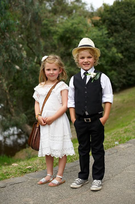 Um casal fofo com estilo ideal para cerimônias rústicas, vintage... Teenage Ring Bearer, Boho Wedding Ring Bearer Outfit, Rustic Boho Ring Bearer Outfit, Ring Bearer Outfit Vest, Ring Bearer Little Boy, Ring Bearer Outfit Black, Ring Boy White, Pageboy Outfits, Kids Wedding Outfits