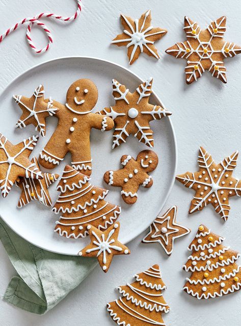 Gingerbread Cookies (The Best) | RICARDO Easy Gingerbread Cookies, Best Gingerbread Cookies, Gingerbread Cookies Decorated, Christmas Biscuits, Ginger Bread Cookies Recipe, Gingerbread Decorations, Chocolate Chip Cookie Bars, Ginger Cookies, Christmas Cookies Decorated