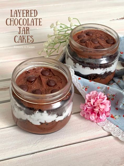 Chocolate Cake in a Jar is a dessert with moist layers of dark chocolate cakes, fresh cream and sinful ganache topped with chocolate chips. Jar Cake Photography, Brownie Jar Desserts, Chocolate Jar Cake, Jar Cake Ideas Dessert Recipes, Chocolate Cake Jars Ideas, Chocolate Cake In A Jar Recipe, Chocolate Cake In A Jar, Jar Cakes, Brownies In A Jar