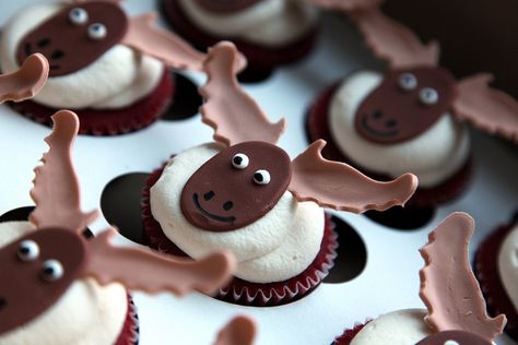 Moose cupcakes! Must make these moose are my favorite :) Large Christmas Dinner, Moose Cupcakes, Cupcakes Theme, Moose Cake, Animals Forest, Cupcake Ideas, Food Board, Cupcake Party, Cup Cakes