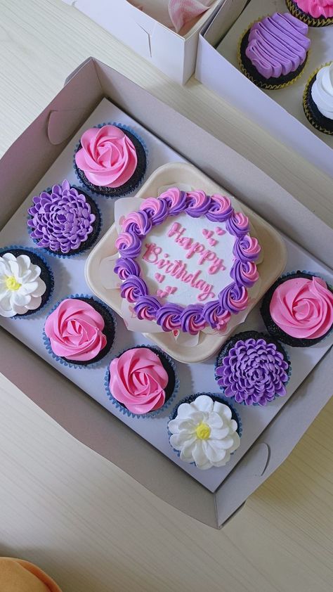 Bento Cakes With Cupcakes Design, New Cake Designs 2023, Mini Cake Treat Boxes, Mini Cakes Box Ideas, Individual Cakes Mini Birthday, Mini Cakes Business, Bento Combo Cake Design, Mini Cakes With Cupcakes, Personal Cakes Mini Birthday