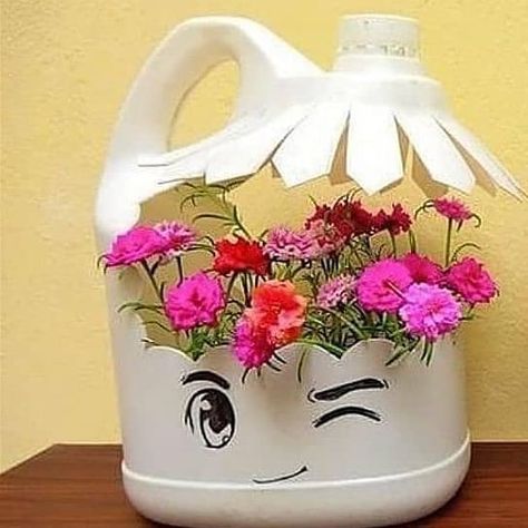 Diy Plant Pot From Plastic Container, Small Plant Pots Ideas, Creative Small Garden Ideas, Recycle Plastic Containers, Flower Pot Crafts Diy Projects, How To Make Plant Pots, Diy Flower Pots Recycle, Diy Pots For Plants Recycle, Plastic Bottle Plants Ideas