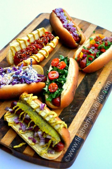 Fun & Delicious Ways to Top a Hot Dog Portuguese Plates, Buffalo Wings Recipe Baked, Hot Dog Recipe, Ground Beef Breakfast, Gourmet Hot Dogs, Hot Dog Toppings, Hot Dog Bar, Food Matters, Hot Dog Recipes