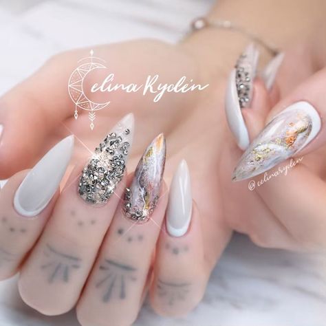 Celina Rydén on Instagram: “💅🏻 WHO ARE YOU? 1. The nature child 🌱 2. The extravaganza 💎 3. The Gucci gal 👛 4. The classic 👠 5. The sweetheart 💞 6. The bubbly! 🥳 7. The…” Celina Ryden Nails, White And Gold Nails, White Nails With Gold, Gold Nail Art, Gold Nail Designs, Nail Jewels, Gradient Nails, Popular Nails, Nails Magazine