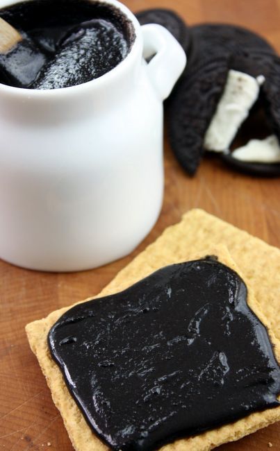 Oreo cookie butter  1 box of Oreo Cookies (about 36 cookies)  ¼ cup coconut oil*, at room temperature. A bit of an interesting treat for Halloween. Oreo Butter, Oreo Cookie Butter, Oreo Dip, Cookie Butter, Oreo Cookie, 2 Ingredient, Oreo Cookies, How Sweet Eats, Eat Dessert