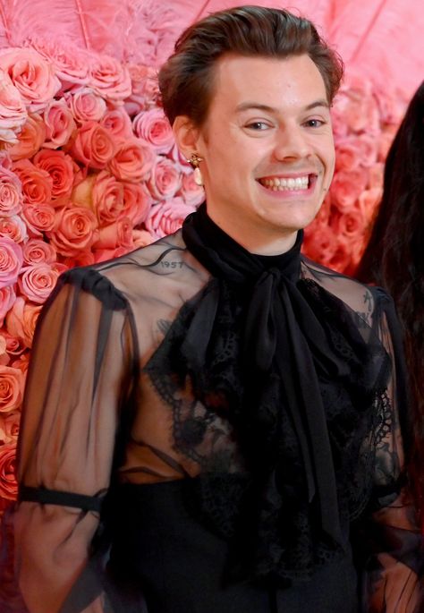 Harry Styles Met Gala, Harry Styles Cute, Haikou, Celebrity Style Red Carpet, Harry Styles Wallpaper, Harry Styles Pictures, Harry Styles Photos, Mr Style, I Love One Direction