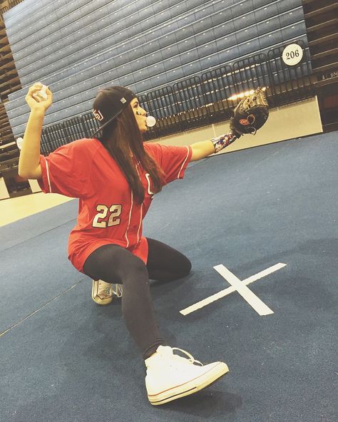 Baseball player Diy Baseball Costume Women, Womens Baseball Costume, Baseball Costume Ideas, Baseball Players Halloween Costume, Baseball Halloween Costumes For Women, Baseball Player Halloween Costumes, Baseball Costume Womens, Baseball Girl Costume, Baseball Halloween Costume