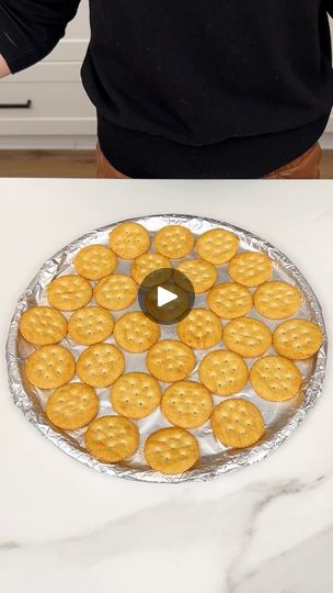 Ritz Cracker Candy, Ritz Cracker Dessert, Justine Kameron, Cracker Dessert, Ritz Cracker Recipes, Easy Christmas Candy Recipes, Cracker Candy, Toffee Candy, Easy Treat