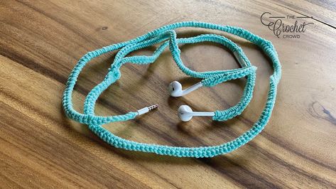 Crochet over the wire on your earphones to prevent the tangling of the wires. The Crochet Earphone Cover is a simplistic pattern. How To Crochet Around A Wire, Crochet Wire Cover, Crochet Earphone Cover, Crochet Earphones, Tangled Earphones, Macrame Wire, Crochet Wire, The Crochet Crowd, Headphone Cover