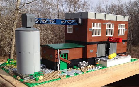 Lego MOC Derelict Factory Lego Warehouse, Lego Cities, Lego Display Ideas, Lego Factory, Lego House Ideas, Lego Houses, Lego Town, Lego Train, Lego Buildings