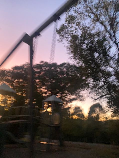 Blurry Sunset Pics, Park Sunset, Blur Image, Sunset Vibes, Park Pictures, Sunset Pics, Perfect Date, Sunset Pictures, Amusement Park