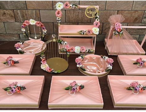 Mameru Decoration Tray, Chab Decoration Wedding Ideas, Lehanga Packing For Wedding, Bari Packing Ideas For Bride, Chhab Decoration Idea For Engagement, Chab Decoration Wedding, Saree Packing Ideas Wedding Gift Packaging, Bridal Packing Ideas, Engagement Tray Decoration