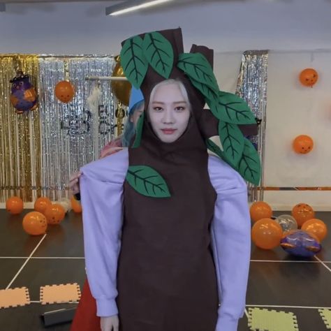 Kim Lip Funny, Loona Halloween, Loona Funny, Kim Lip, Halloween Tree, Halloween Trees, Kpop Memes, Lips, Halloween