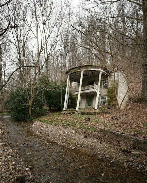 Eerie Pictures, Ruined House, Creepy Old Houses, Art Houses, Old Abandoned Buildings, Abandoned Village, Abandoned Property, Creepy Houses, Beautiful Ruins