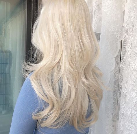 Icy Blonde Hair, Light Blonde Hair, Blonde Hair Inspiration, Blonde Hair Shades, Blonde Hair Looks, Hair Shades, Platinum Blonde Hair, Long Blonde, Easy Hairstyles For Long Hair