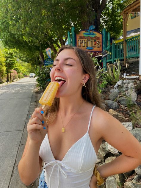 Eating A Popsicle Pose, Eating Ice Cream Pose Reference, Popsicles Photoshoot, Summer Popsicles Aesthetic, Eating Popsicle Pose Reference, Eating Popsicle Pose, Holding Popsicle Reference, Eating Ice Cream Pose, Popsicle Photoshoot