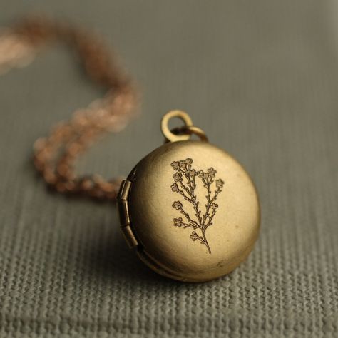 This Lockets item by SilkPurseSowsEar has 4253 favorites from Etsy shoppers. Ships from United Kingdom. Listed on Mar 10, 2023 Best Friend Fotos, Golden Locket, Handmade Locket, Round Locket Necklace, Buch Design, Silk Purse, Round Locket, Vintage Lockets, Photo Necklace