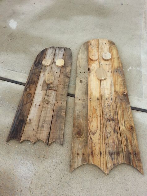 Pallet Wood Ghosts - just in time for Halloween. Jackie needed a couple of Boo's to hang out with her Jack-o-Lantern this week. These are so simple to make and will look spectacular once she gets them painted. Just a little Black and a lot of White and they are ready to go. Another from the Jackie and Ev pallet-a-palooza weekend. These were our only Halloween item this weekend. Halloween Pallet Projects, Halloween Pallet, Halloween Palette, Wood Halloween Decorations, Pallet Halloween, Pallet Pumpkin, Halloween Wood Crafts, 1001 Pallets, Adornos Halloween