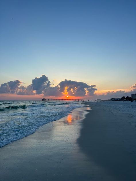 Florida Vacation Aesthetic, Destin Beach Florida, Sunset Aesthetic On The Beach, Destin Florida Aesthetic, Summer Aesthetic Beach Sunset, Pretty Sunsets Aesthetic Beach, Beach Sunset Pictures, Aesthetic Beach Sunset, Sun Set Aesthetic Beach