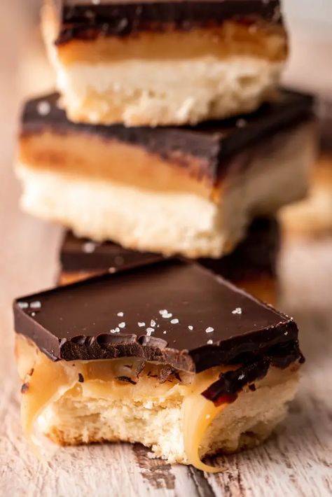 Traditional Scottish Recipe for Millionaires Shortbread or Caramel Shortcake. Buttery shortbread base with homemade caramel centre topped with dark chocolate and sea salt. Sweet, delicious and easy recipe for homemade bars or squares. A kids favourite recipe, great for parties or packed school lunches. Gooey caramel recipe for an after school treat. Scottish baking. #baking #caramel #scottish #kidstreats #bars #shortbread #chocolate Brownies With Cream Cheese Frosting, Red Velvet Brownies Recipe, Brownies With Cream Cheese, Easy Goulash, Millionaire Shortbread Recipe, Millionaires Shortbread, Millionaire's Shortbread, Caramel Shortbread, Red Velvet Brownies