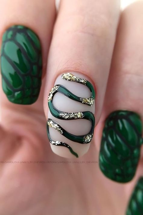 Serpents and snakes are symbols of the mystical feminine and fertility. They also represent rebirth, transformation, immortality, and healing. However, snakes are… Nail Ideas Snake, Black New Years Nail Designs, Year Of The Snake Nails, Green And Gold Nails, Snake Nails, Snake Skin Nails, Witchy Nails, Mens Nails, Simple Gel Nails