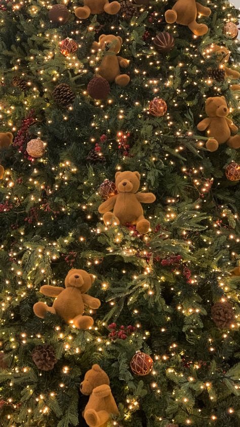 December Cute Wallpaper, Pretty Christmas Aesthetic, Christmas Bears Wallpaper, Warm Winter Aesthetic Wallpaper, Warm Christmas Tree Ideas, Warm Winter Wallpaper, Christmas Teddy Bear Wallpaper, X Mas Wallpaper Aesthetic, Christmas Warm Aesthetic