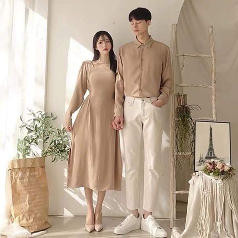 Cream Couple Outfit, Beige Couple Outfits, Couple Neutral Outfit, Cute Couple Outfits Korean, Couple Korean Outfit, Asian Couple Matching Outfits, Matchy Outfit Couple Casual, Prewed Korean Style, Korea Couple Outfit