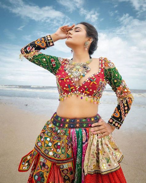 Gujarati Garba, Garba Navratri, Garba Dress, Navratri Garba, Navratri Dress, Navratri Chaniya Choli, Traditional Blouse Designs, Indian Bridal Outfits, Embroidery Designs Fashion