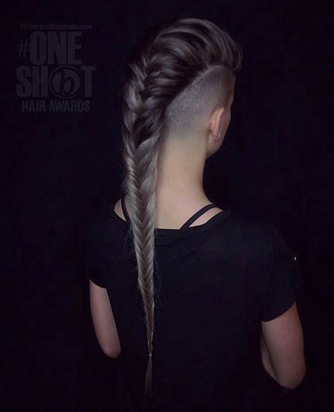 ishtail Braid & 360 Buzz Thanks @k.v.collective @kari.saffari 🖤 #BuzzCutFeed #360Undercut #Undercut #Undercuts #Hair #ShavedNape Undercut Updo Hairstyles, Style Undercut, Haircut Edgy, Shaved Haircut, Long Hair Shaved Sides, Side Shaved, Haircut Tips, Super Short Pixie, Undercut Long Hair