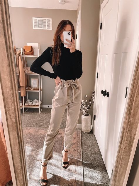 Modest Outfits Pants, Outfits With Trousers, How To Style Khaki Pants, Modest Pants Outfits, Khaki Pants Outfit Women, Modest Pants, Khaki Pants Outfit, Paperbag Hose, Winter Pants Outfit