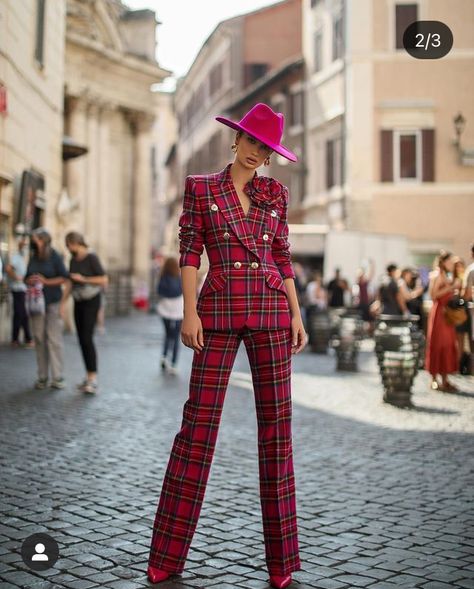 Creative Suits, Red Plaid Outfit, Lady Suits, Paris Ootd, Tartan Suit, Plaid Suit Jacket, Tartan Fashion, Dandy Style, Colour Combinations Fashion