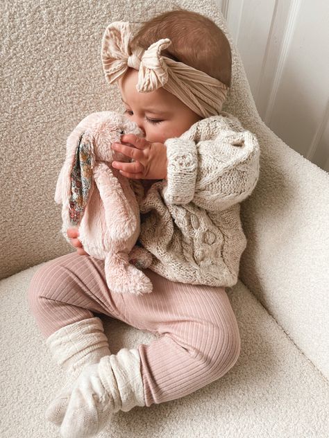 4 Month Old Winter Outfits, Baby Girl Sweater Outfits, Trendy Baby Girl Outfits, Baby Girl Outfit Inspiration, Newborn Spring Outfits, Newborn Girl Winter Outfits, Baby Winter Outfits Girl, Baby Style Girl, Winter Newborn Outfits