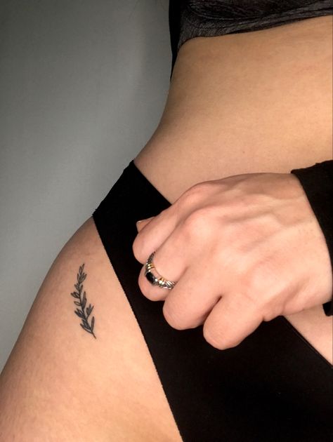 Tatuaje romero cadera Rosemary And Rose Tattoo, Rosemary Branch Tattoo, Olive Branch Tattoo On Hip, Rosemary Plant Tattoo, Rosemary Tattoo Design, Rosemary Tattoo Minimalist, Oregano Tattoo, Olive Branch Hip Tattoo, Rosemary Tattoo Meaning