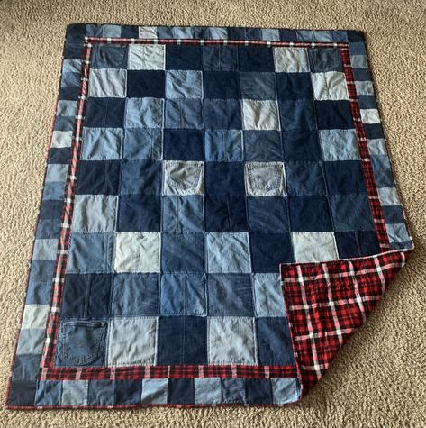 Levi Blanket Denim Quilts, Jean Blanket Ideas, Blue Jean Quilts Ideas, Blue Jean And Flannel Quilt, Levi Quilt Patterns, Simple Denim Quilt, Blue Jean Quilts Patterns Ideas, Denim Memory Quilt, Levi Quilt