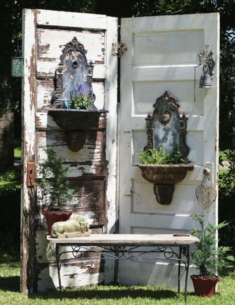 Old Door Decor, Rustic Garden Design, Recycled Garden Art, Garden Nook, Upcycle Garden, Corner Garden, Cottage Garden Design, Recycled Garden, Deco Originale