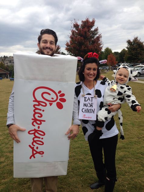 Family Halloween costume! Chick-fil-a cows and a box of nuggets (-: Eat Mor Chicken. Looking forward to wearing these in July for Cow Appreciation Day! Cow Family Costume, Family Cow Costumes, Cow Family Halloween Costumes, Diy Cow Costume, Work Costumes, Witches And Warlocks, Cow Appreciation Day, Family Halloween Costume, Fashion Costume Halloween