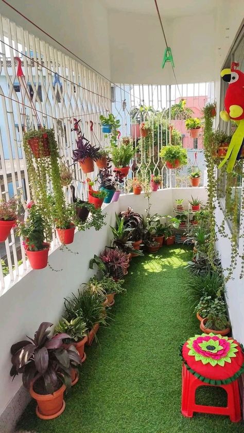 Balcony Garden Diy, Artificial Vertical Garden, Apartment Balcony Garden, Diy Balcony, Balcony Design Ideas, Balcony Decoration, Small Balcony Garden, Small Balcony Design, Green Wall Decor