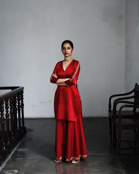 The Heer of today represents the woman who does not defy tradition but has devised her own definition of modernity. She is not concerned… Raw Mango Dress, Engagement Sharara, Ashish Shah, Red Lengha, Plazo Dress, Raw Silk Dress, Red Dupatta, Sharara Designs, Desi Wedding Dresses