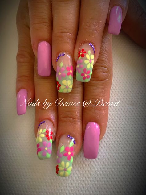 Flower Power Nail Art, Hippie Nail Ideas, 70’s Nails, Neon Flower Nails, Flower Power Nails, Groovy Nails, Beauty Goddess, Crazy Nail Designs, Ombre Nail Art Designs