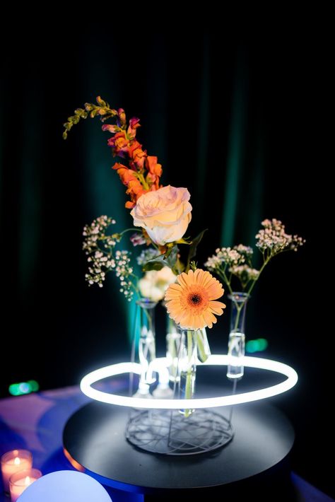 Everything looks better with the right lighting. Find out why your next party should be a neon one. Neon Table Centerpieces, Corporate Event Centerpieces, Unique Event Ideas, Gala Centerpieces, Led Centerpieces, Pop Up Party, Indoor Fireworks, Luxury Event Decor, Gala Themes