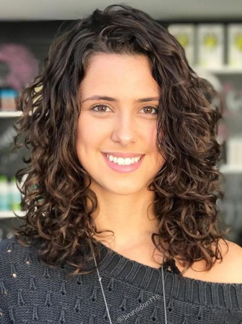 Kręcony Bob, Bob Riccio, Trendy We Fryzurach, Medium Length Curly Hair, Medium Hair Styles For Women, Layered Curly Hair, Medium Curly Hair Styles, Haircuts For Curly Hair, Curly Hair With Bangs