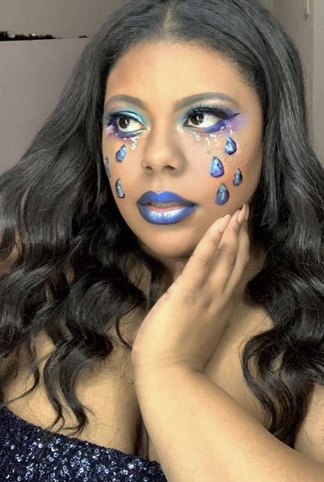 Tear Drop Makeup, Pretty Cry, Tear Makeup, Teardrop Makeup, Blue Makeup Look, Interesting Makeup, Look Halloween, Blue Makeup Looks, Drag King