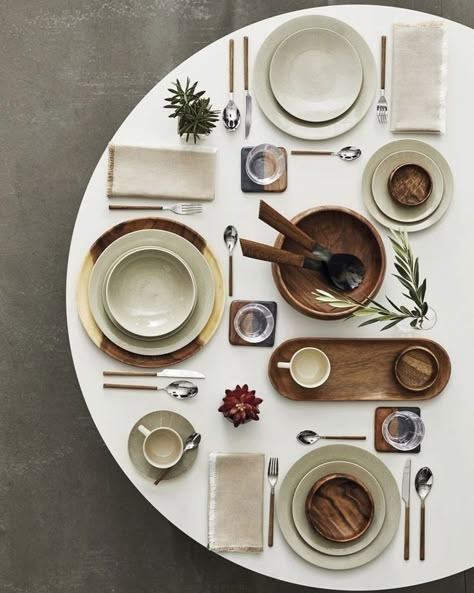 Round Table Settings, Dinner Table Set Up, Dining Room Layout, Crockery Design, Table Setting Decor, Dinner Table Setting, Dinner Table Decor, Tableware Design, Serving Table