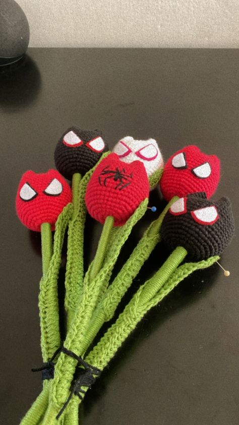 Crochet Flowers For Men, Crochet Gifts For Men Boyfriends, Crochet Boyfriend Gift, Crochet For Men Gift Ideas, Spiderman Pixel Art, Crochet Batman, Flowers For Men, Hello Kitty Crochet, Black Spiderman