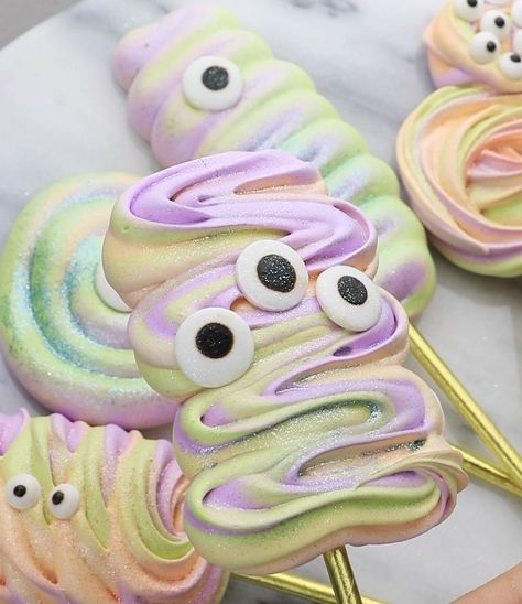 shelly bella on Instagram: “Monster meringue pops💚🧡💜 I had to finish these guys off with some @fancysprinkles prisim powder, they were SO sparkly! Meringue recipe is…” Meringue Pops Halloween, Halloween Meringue Cookies, Halloween Meringue, Meringue Pops, Meringue Pavlova, French Cookies, Fancy Sprinkles, Meringue Recipe, Halloween Baking