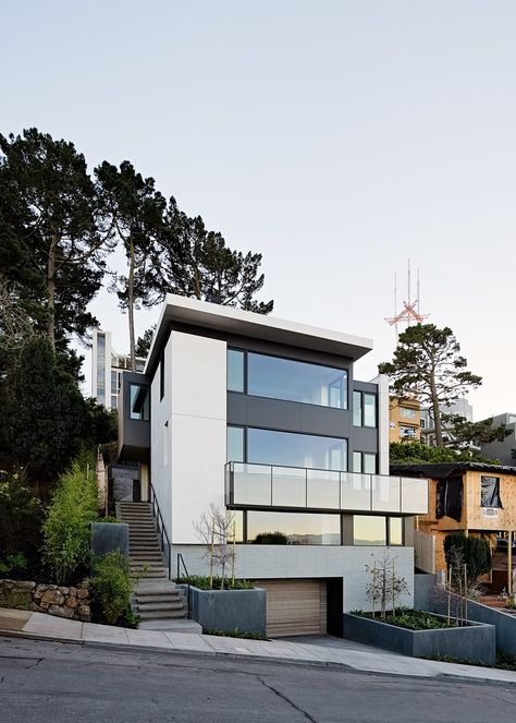 A Steep, Sloping Lot Becomes a Hillside Family Oasis in San Francisco #dwell #sanfrancisco #modernhomes Houses On Slopes, Hillside Homes, House On Slope, Stained Cedar, Slope House, Hillside House, Midcentury Home, House Construction Plan, House On The Rock