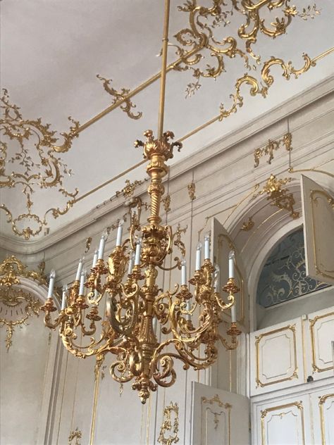 Painting Room Ideas, Rococo Room, Regency Era Aesthetic, Vibe Images, Bridgerton Wallpaper, Old Chateau, Regency Aesthetic, Rococo Aesthetic, Baroque Chandelier