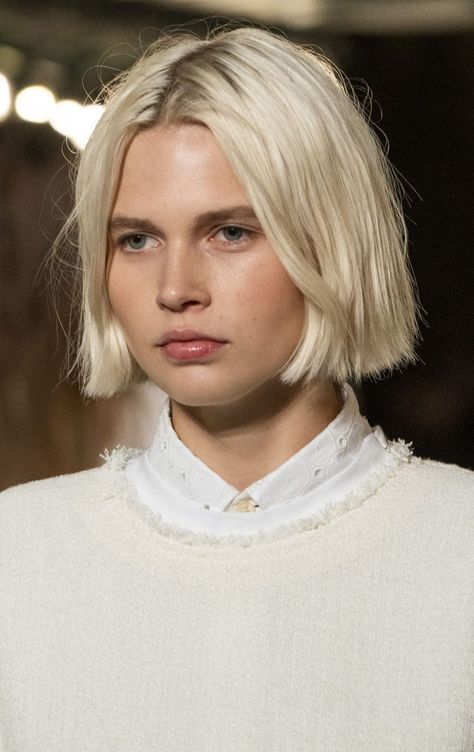 Shortish Hair, Cool Blonde Hair, Corte Bob, Asian Short Hair, Hair Inspiration Short, Fashion Runway, Long Wavy Hair, Short Hair Haircuts, Short Blonde Hair