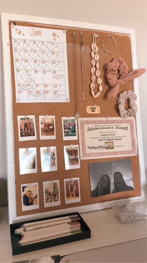 Inspirational Cork Board Ideas, Interest Board Ideas, Cork Board Decorating Ideas Bedroom, Things To Put On A Pin Board, Cute Bulliten Boards Bedroom, Cute Bulletin Board Ideas Bedroom, Dorm Room Cork Board, Cord Board Ideas, Bulliten Board Design Ideas